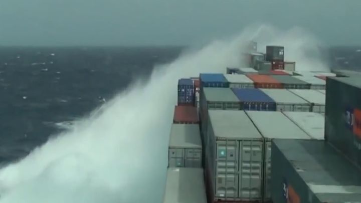 Деформация грузового судна при шторме 