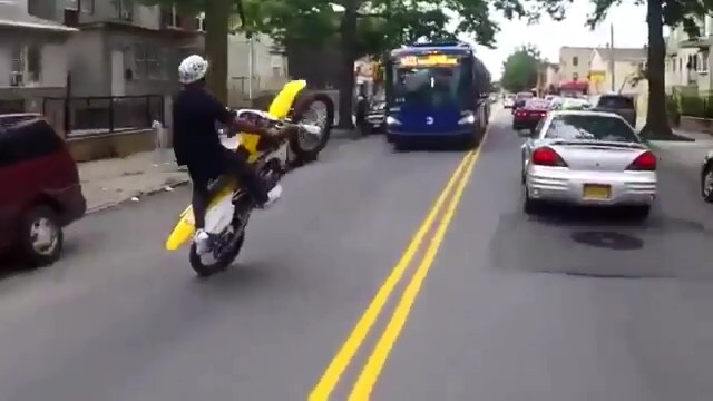 Безумная езда на заднем колесе по улицам 