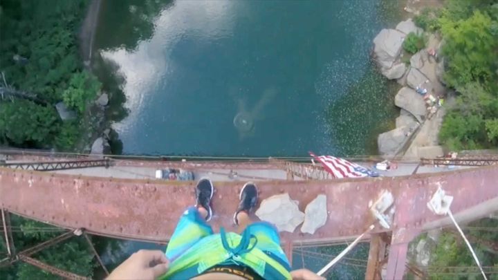 Безумный прыжок с 30-метрового моста 