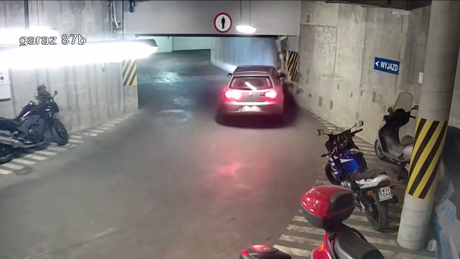 Пьяный водитель выезжает из подземного паркинга 