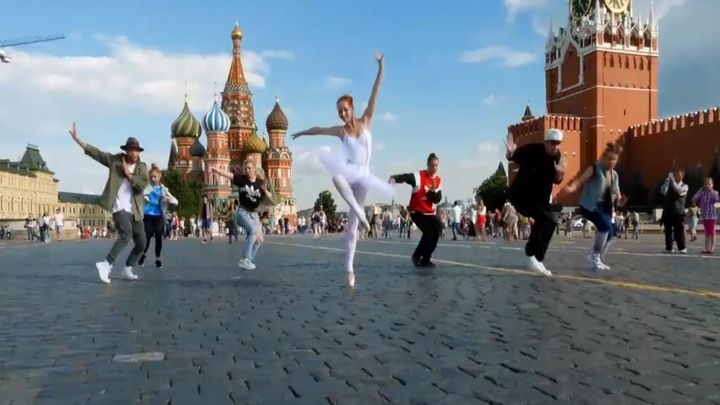 Люди со всего мира танцуют под песню Майкла Джексона Black Or White 