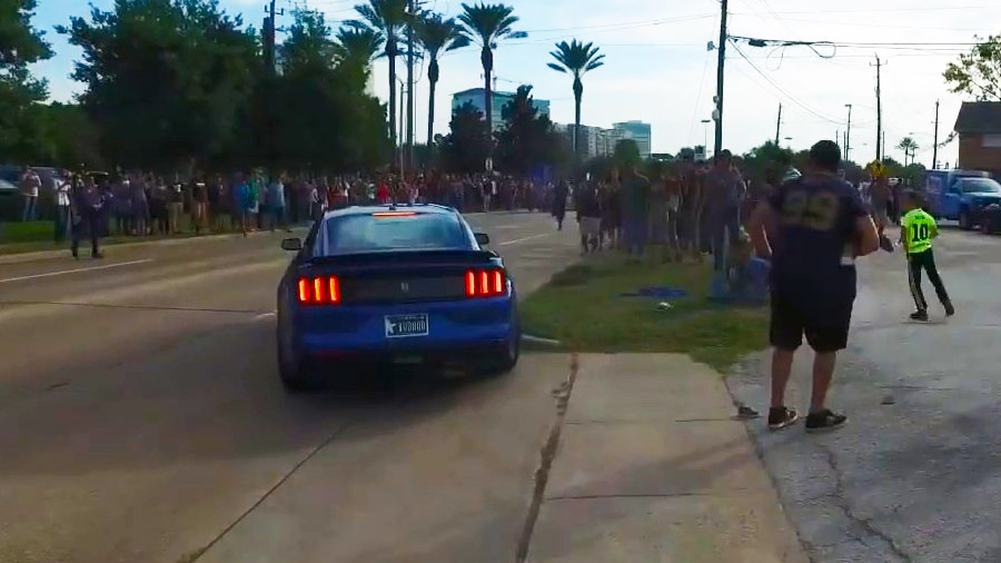  Водитель Ford Mustang едва не въехал в толпу людей 