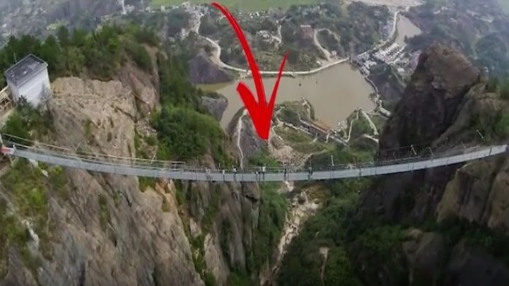 Перепуганные туристы едва справляются со страхом перед высотой на стеклянном мосту в Китае  