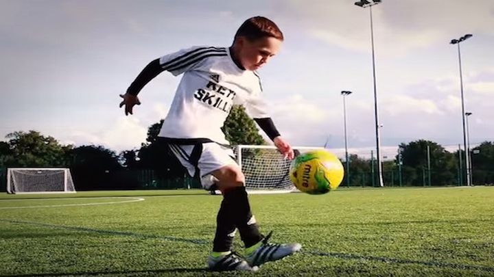  8-летний футболист демонстрирует свои впечатляющие навыки работы с мячом 