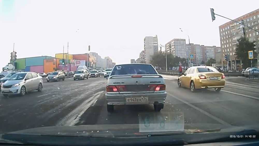 "Золотой" BMW попал в аварию в Магнитогорске 