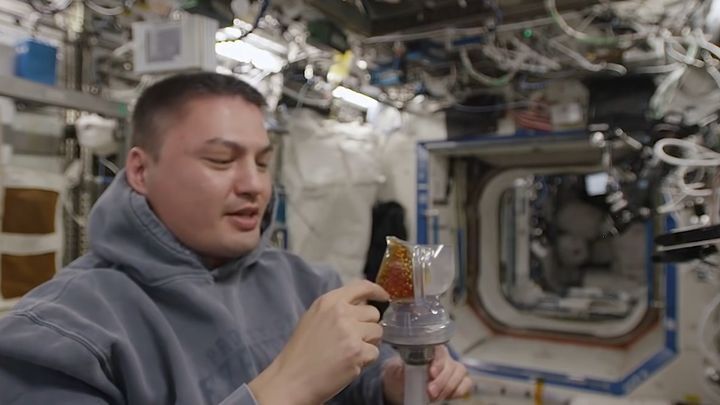 Как космонавты пьют кофе в невесомости 