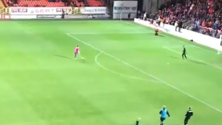 Одноногий болельщик шотландского футбольного клуба забивает красивый гол в перерыве матча 