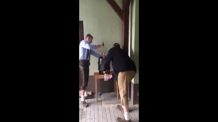 Два немца попытались установить кран на бочку с пивом 