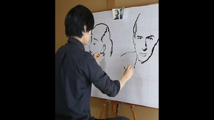 Художник рисует двумя руками два портрета одновременно 