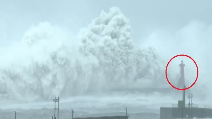 Гигантские волны обрушиваются на 23-метровый маяк 