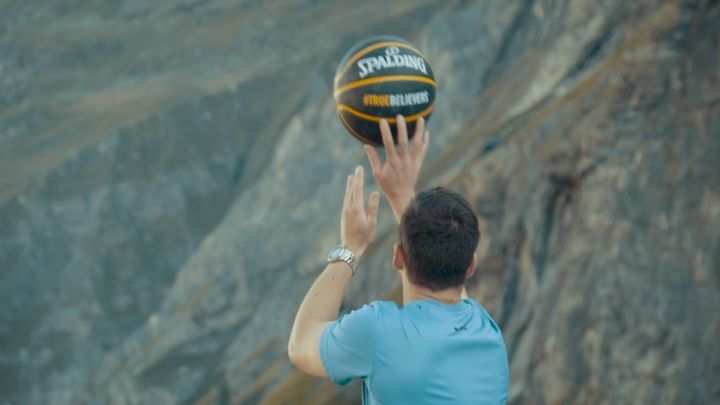 Австралиец забросил мяч в кольцо с высоты 180 метров и установил новый мировой рекорд 