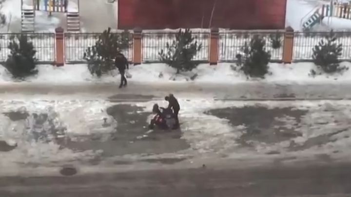 Ураганный ветер в Ставрополе сбивал людей с ног  