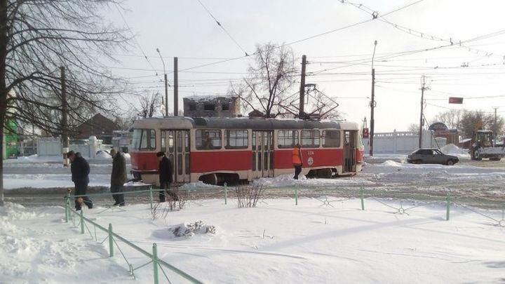 Так и живем: Житель Комсомольска-на-Амуре снял на видео свою поездку на трамвае с разобранным полом 