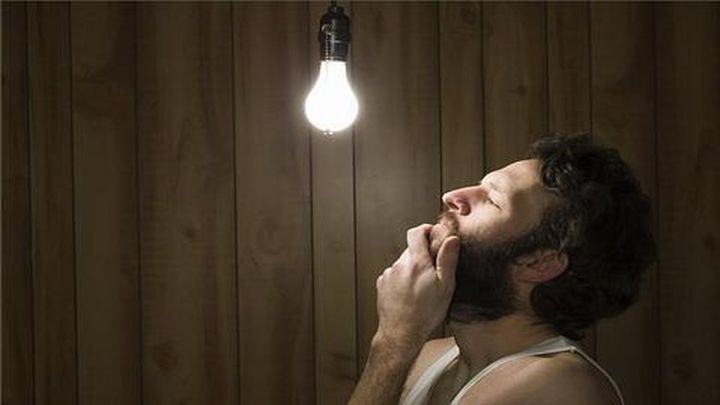Мужчина решил проверить фокус с лампочкой во рту 
