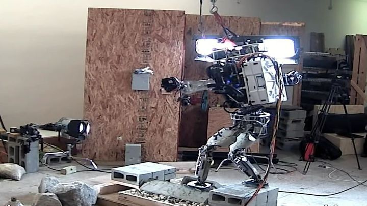  Скайнет всё ближе: робота Boston Dynamics научили по-человечески ходить по развалинам 