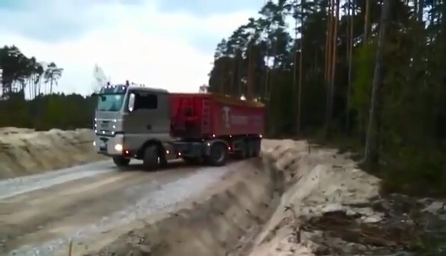 Водитель грузовика мастерски развернулся на узкой дороге 