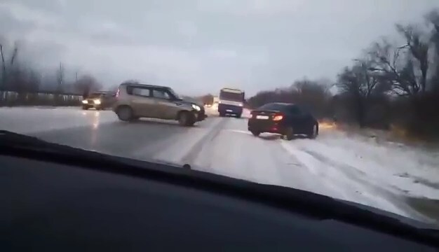 В Крыму из-за гололёда прилетела встречка 