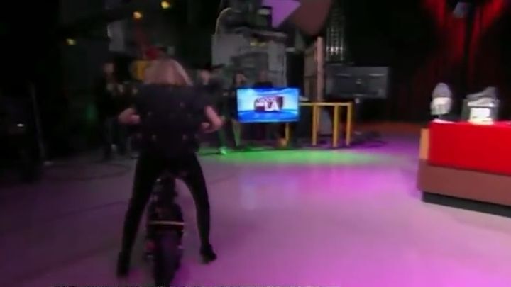 Телеведущая решила прокатиться на электрическом скутере на съемочной площадке, но что-то пошло не так 