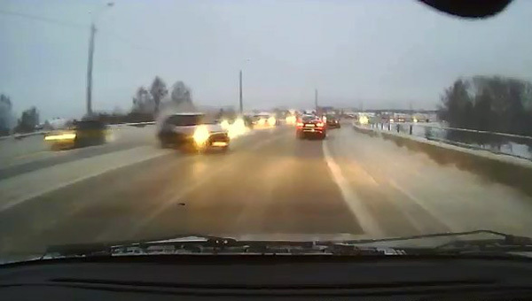 Авария дня. В Челябинске на мосту произошло крупное ДТП 