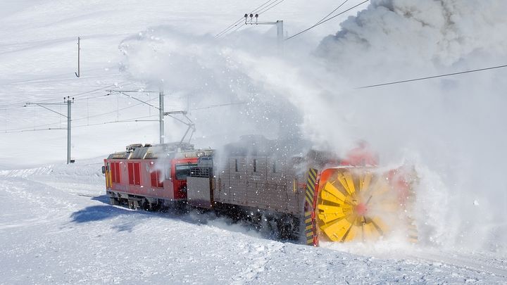 Снегоуборочные поезда в действии. Эффективно и красиво! 