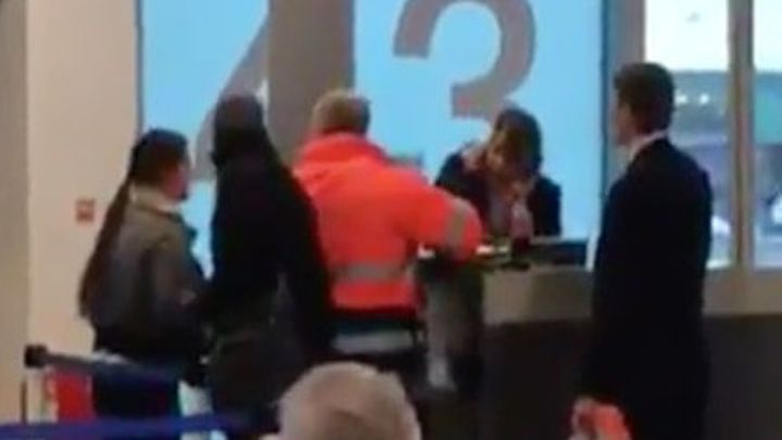 Женщина ударила сотрудницу аэропорта за то, что сама опоздала на рейс  