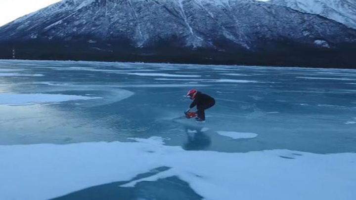 Как кататься по льду с помощью бензопилы  