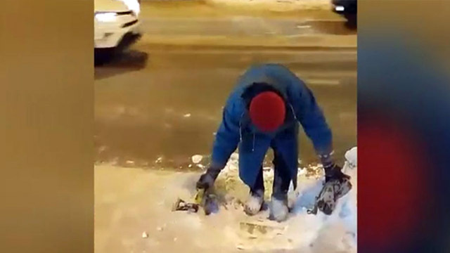 В Уфе пенсионерка рубила топором лед на тротуаре 