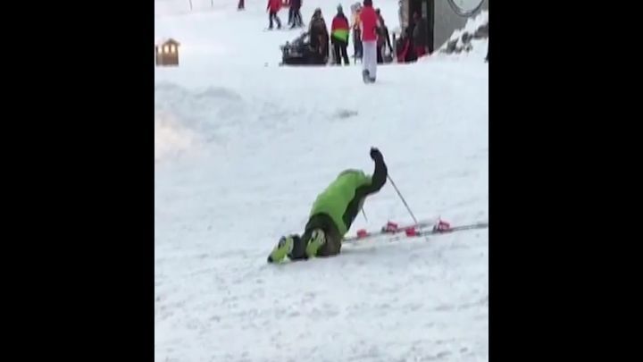  Когда не прошел акклиматизацию: Пьяный лыжник безуспешно пытается встать на лыжи 