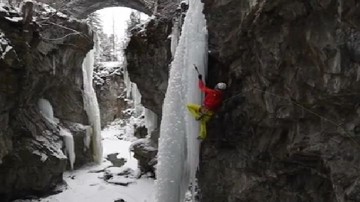Альпинист чудом уцелел, сорвавшись с замерзшего водопада 