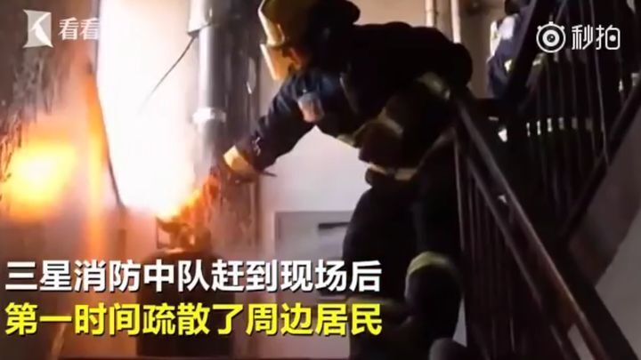 Суровый китайский пожарный вынес из здания горящий газовый баллон 