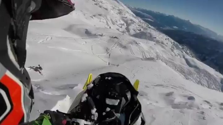  Безумный прыжок на снегоходе 