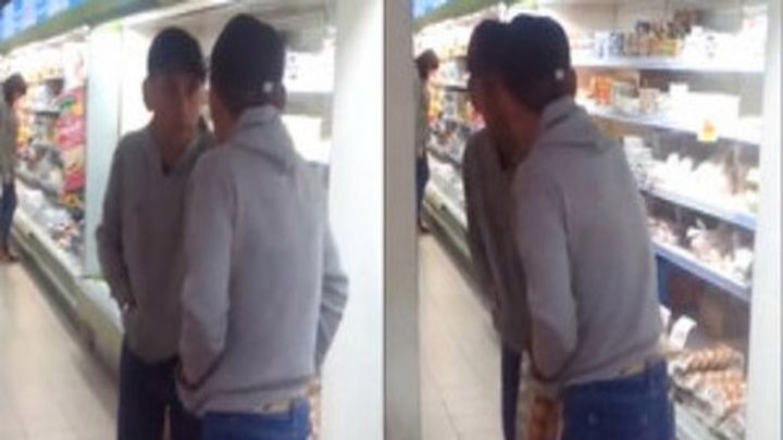 Пьяный мужчина выясняет отношения со своим отражением в зеркале супермаркета 