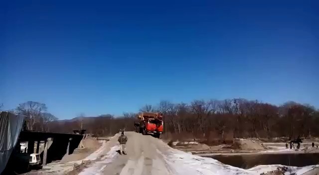 Автокран упал в реку в Приморье 