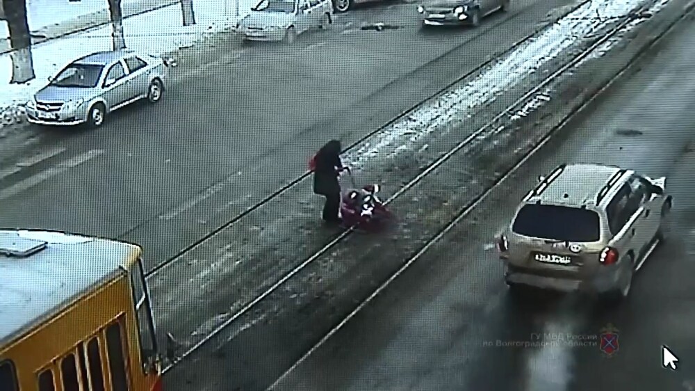 Водитель помог многодетной маме перейти дорогу 