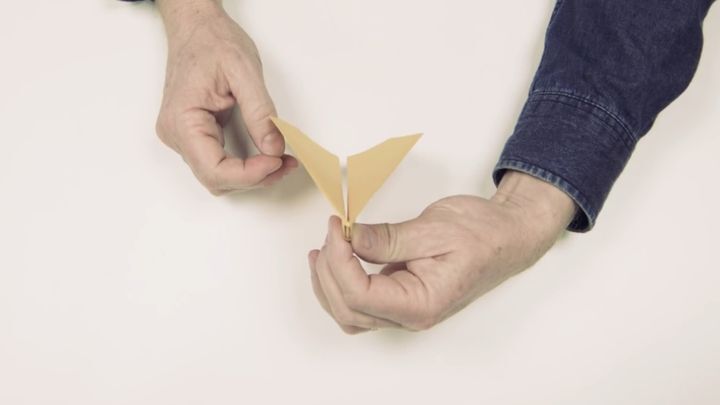 Как сложить идеально летающий бумажный самолет 