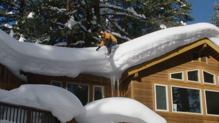 Экстремал превратил место вокруг своего дома в трассу для катания на сноуборде 