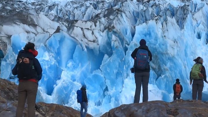 Обрушение части ледника на глазах у туристов 
