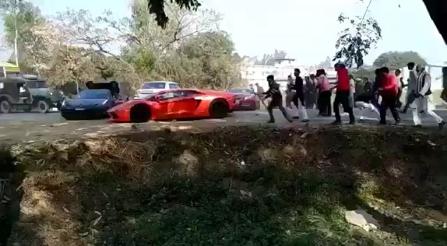 Разъяренная толпа забросала камнями Lamborghini и Ferrari  
