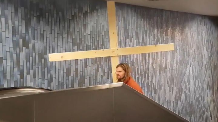 В немецком метро мужчина в образе Иисуса Христа пробил деревянным крестом потолок 