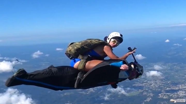 Девушка устроила родео на высоте в несколько тысяч метров, оседлав мужчину в «костюме-крыле» 