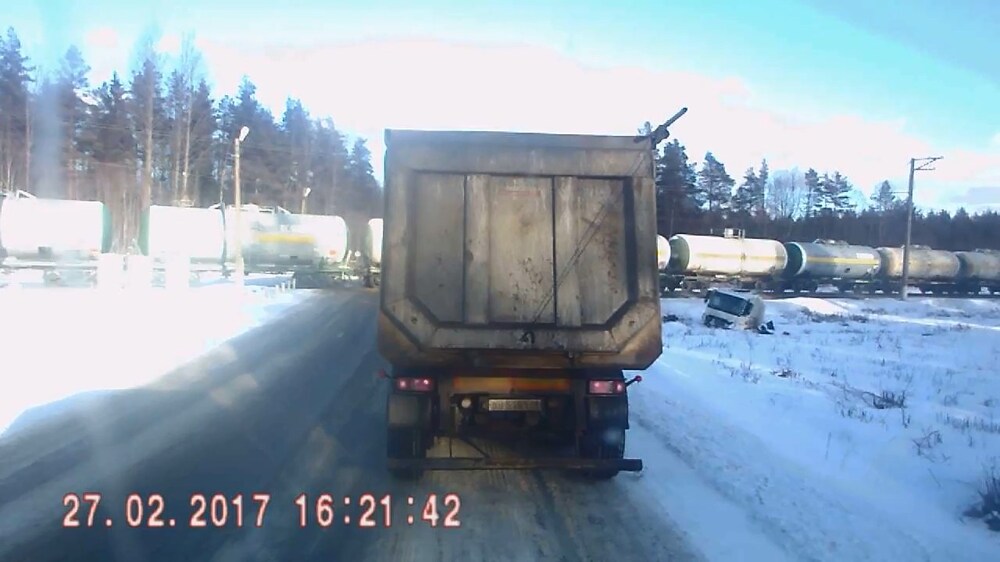 Водитель от полученных травм скончался в карете "скорой помощи". 