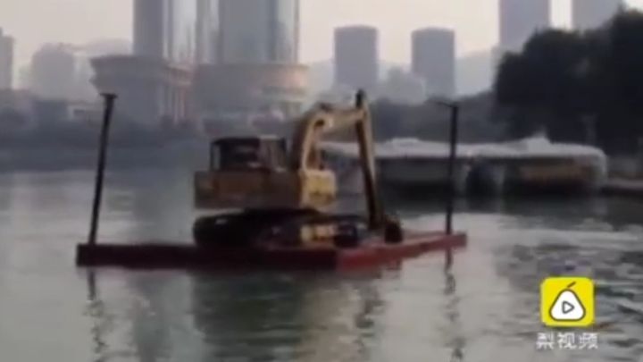 Китаец чуть не утонул, решив переплыть реку на экскаваторе 