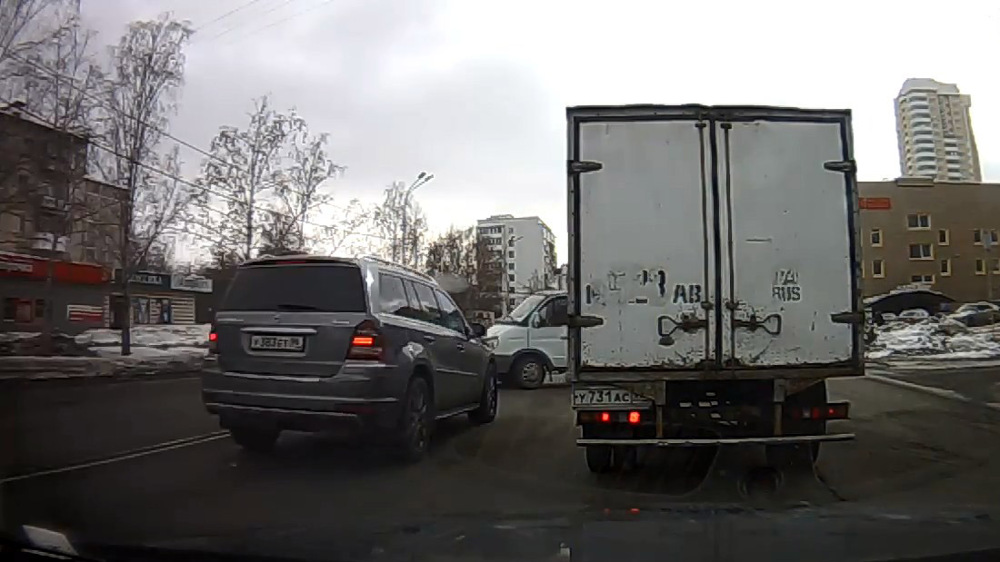 Авария дня. Столкновение с молоковозом в Екатеринбурге 