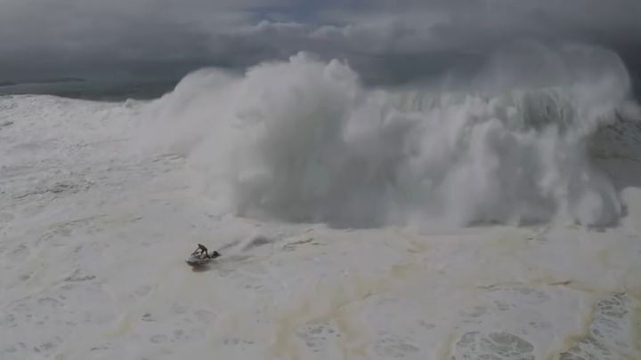 Гигантская 10-метровая волна накрыла серфера и пытавшегося его спасти друга 