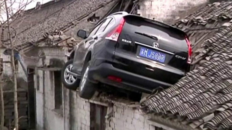 В Китае автомобиль залетел на крышу дома 