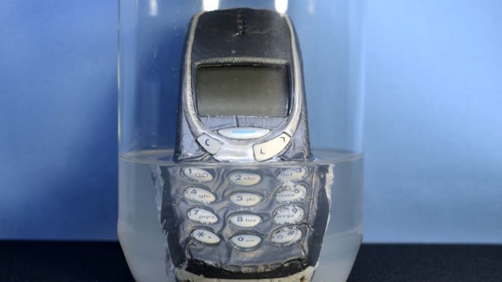  Как выглядит Nokia 3310 после 20 часов в ацетоне  
