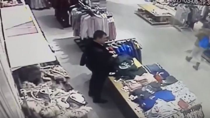 В саратовском торговом центре мужчина справил малую нужду в разложенную на витрине одежду 