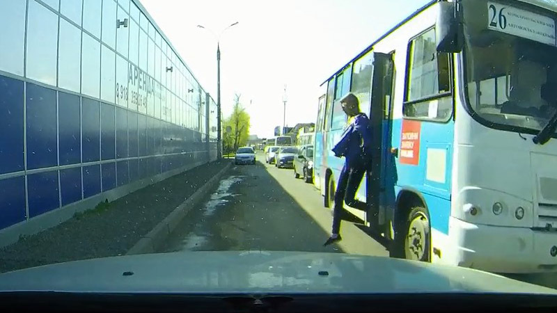В Краснодаре девушка вышла из автобуса во время движения 