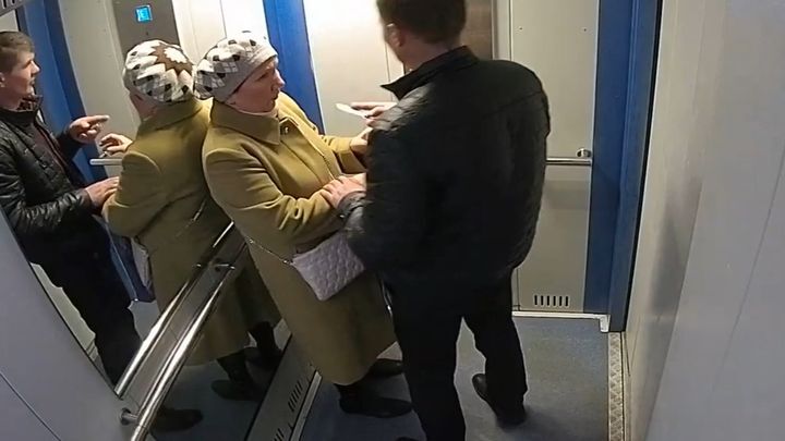 Дерзкое ограбление пожилой женщины в лифте московского жилого дома 