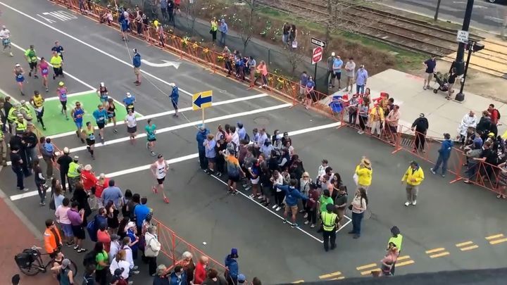 Всё гениальное - просто! Как пешеходы переходили улицу во время проведения марафона в Бостоне  